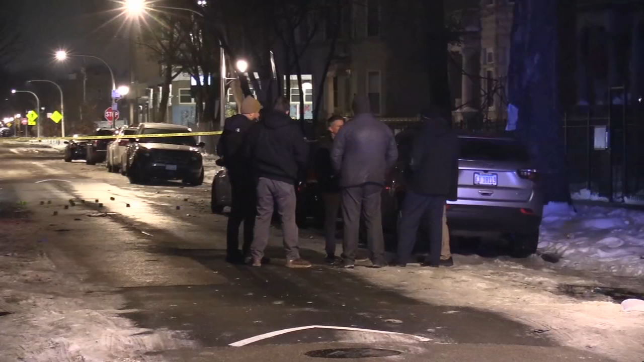 Man found fatally shot on West Side sidewalk: CPD