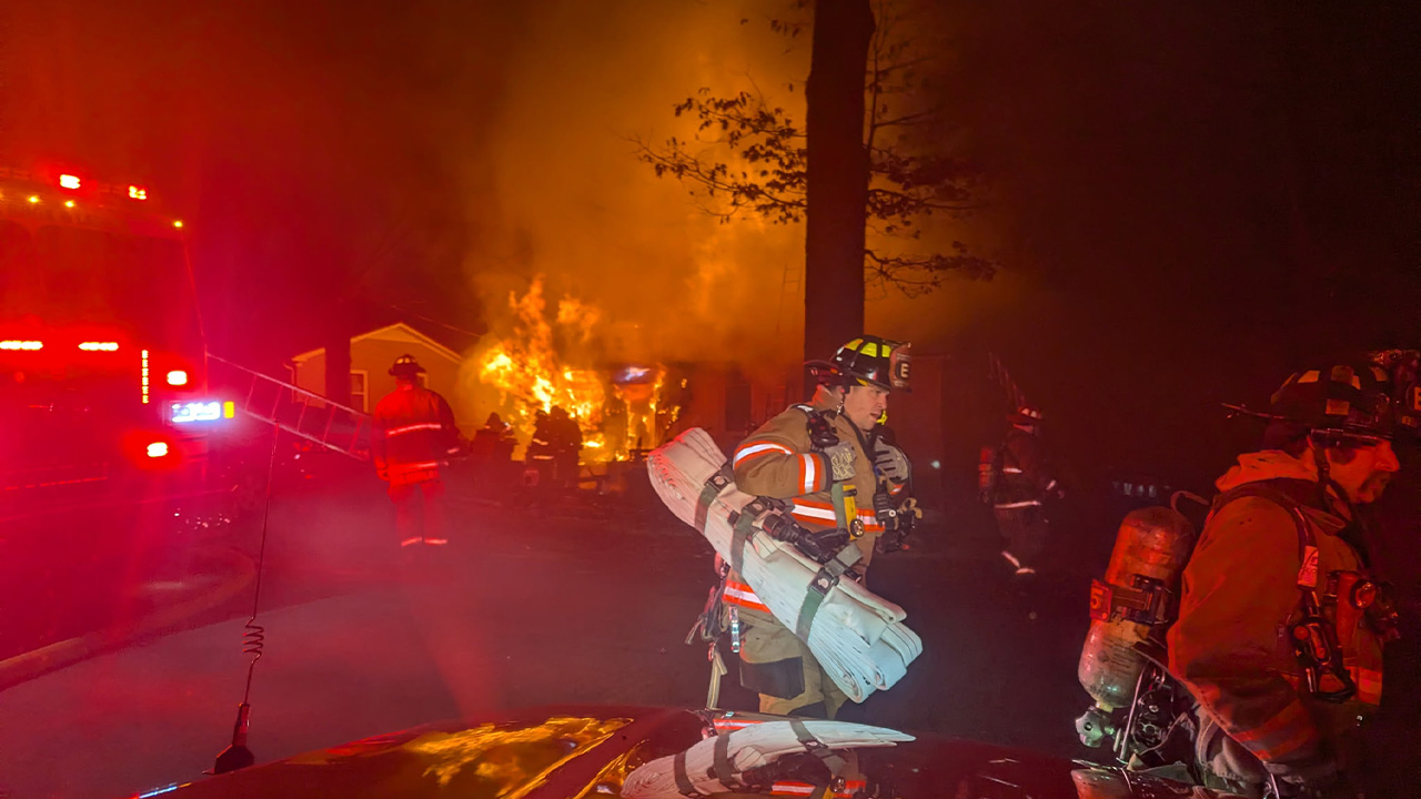 I vigili del fuoco di Durham (DFD) sono intervenuti in un incendio nell'isolato 1200 di Shepard Street venerdì 5 dicembre 2025.