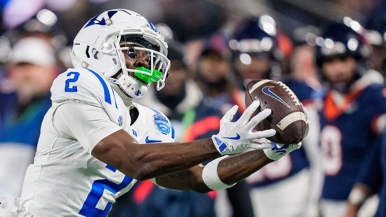 Il ricevitore largo del Duke Sahmir Hagans fa una presa contro Virginia sabato a Charlotte.