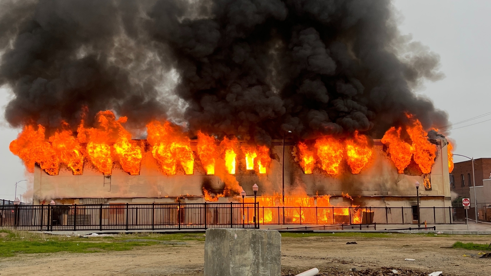 Massive fire destroys abandoned building in Fresno's Chinatown