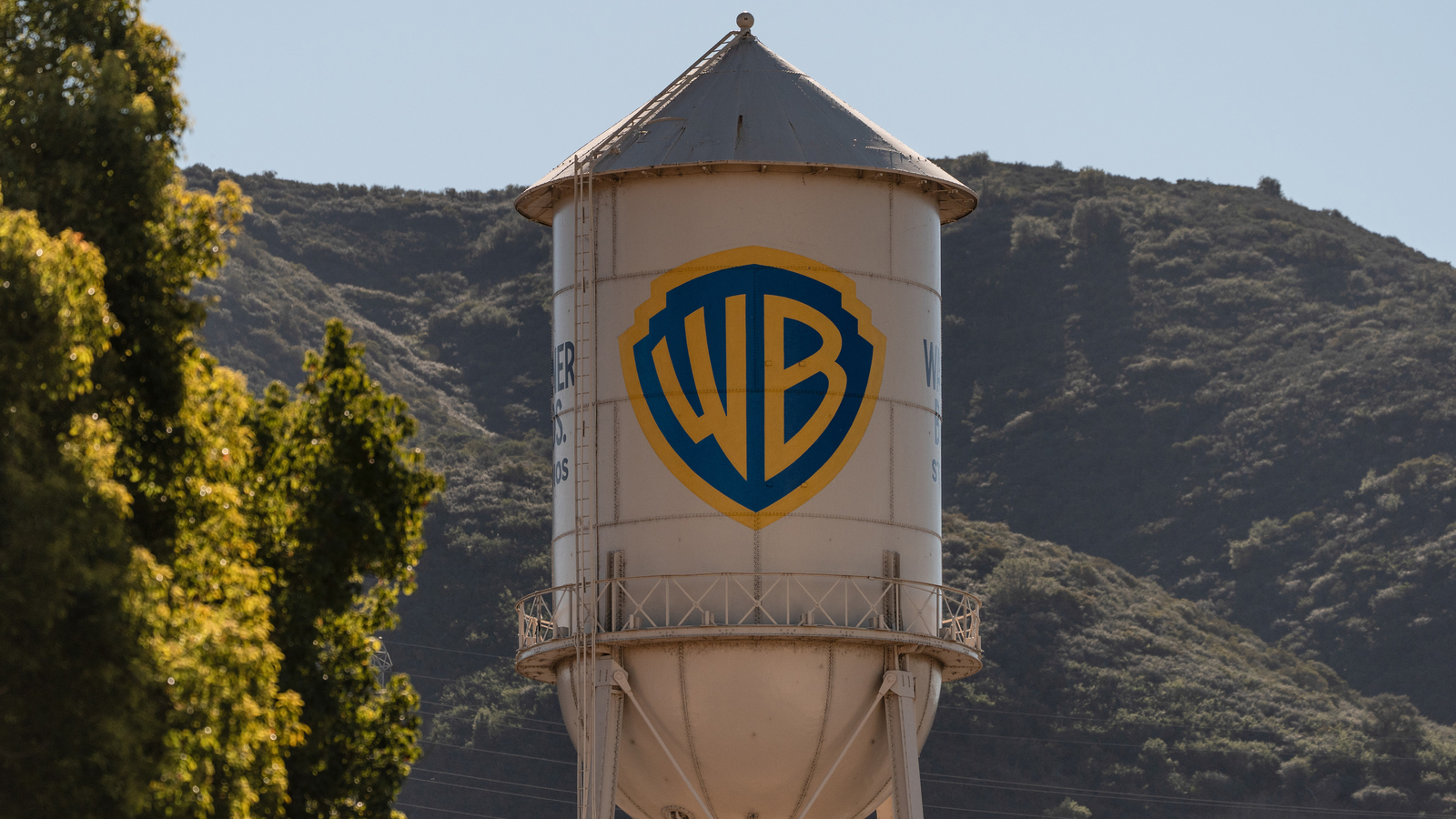 Paramount goes hostile in bid for Warner Bros., challenging a billion bid by Netflix Paramount goes hostile in bid for Warner Bros., challenging a billion bid by Netflix