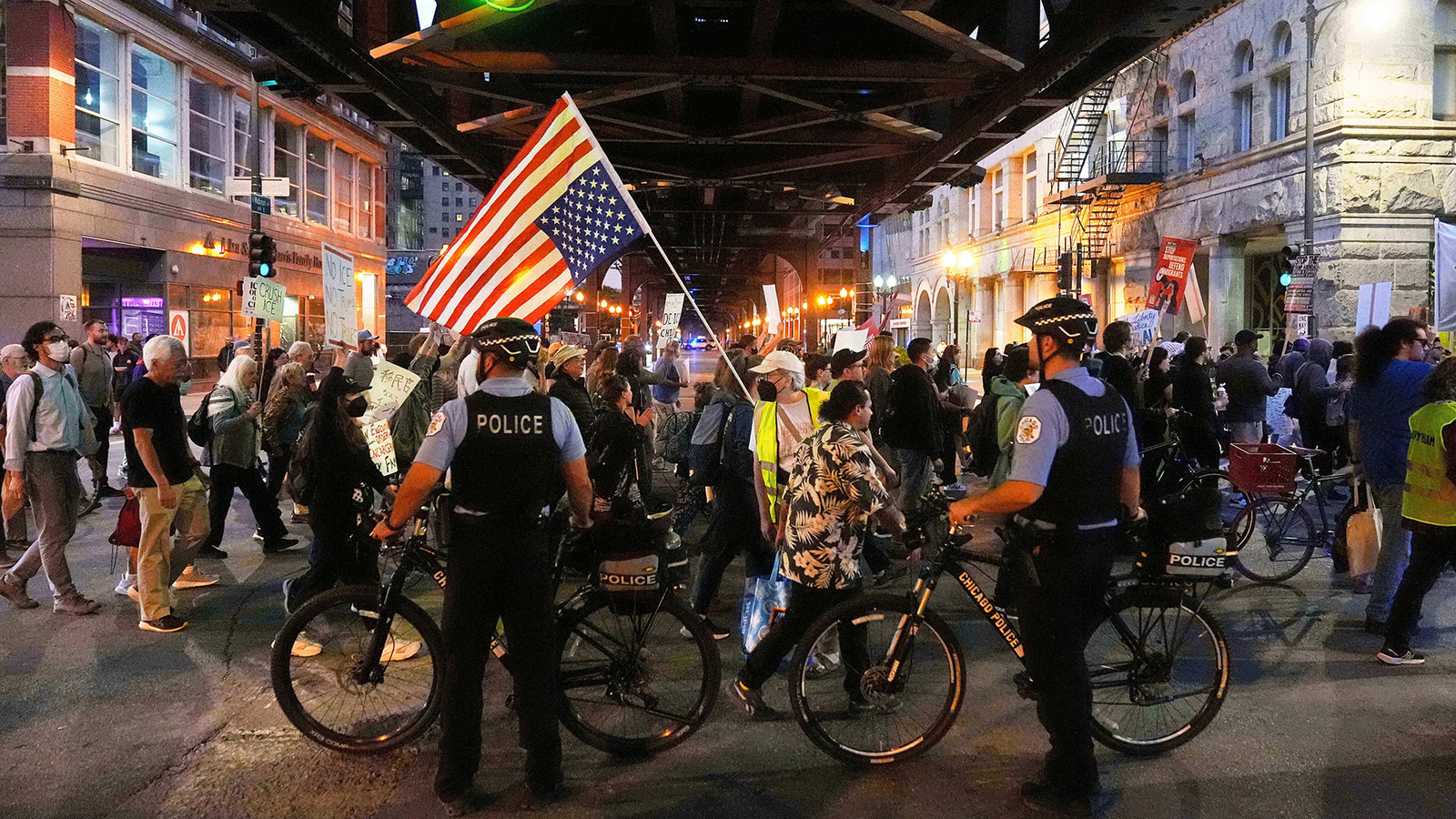 Gobierno de Donald Trump suspende solicitudes migratorias de los 19 países con veto de viaje – ABC7 Los Angeles