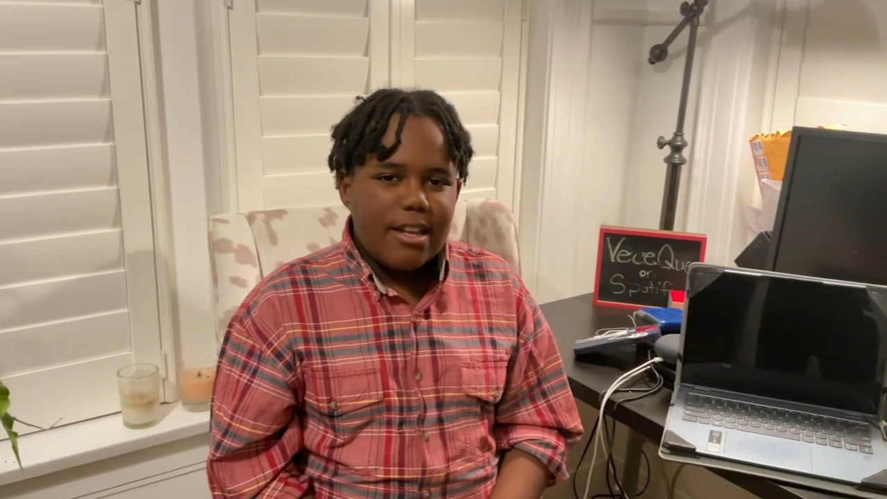ABC7 Chicago junior sportscaster prepares for broadcast