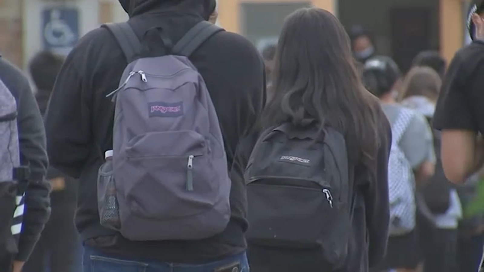 Impacto de las redadas migratorias: disminuyó la asistencia y aumentó el bullying en las escuelas secundarias – ABC7 Los Angeles