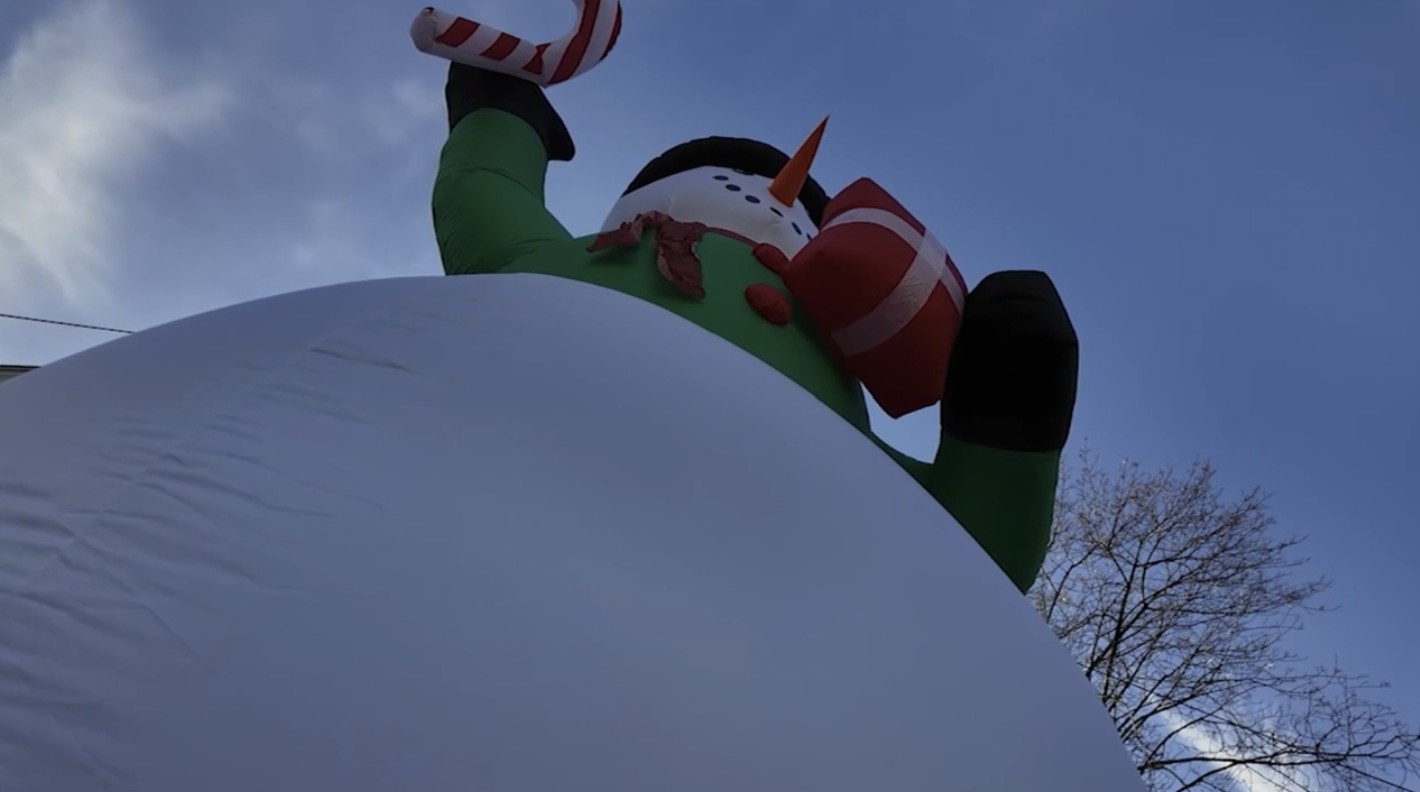 Giant snowmen take over NJ street to raise money for those in need