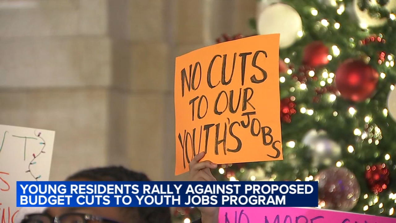 Young Chicagoans rally against proposed youth jobs program budget cuts