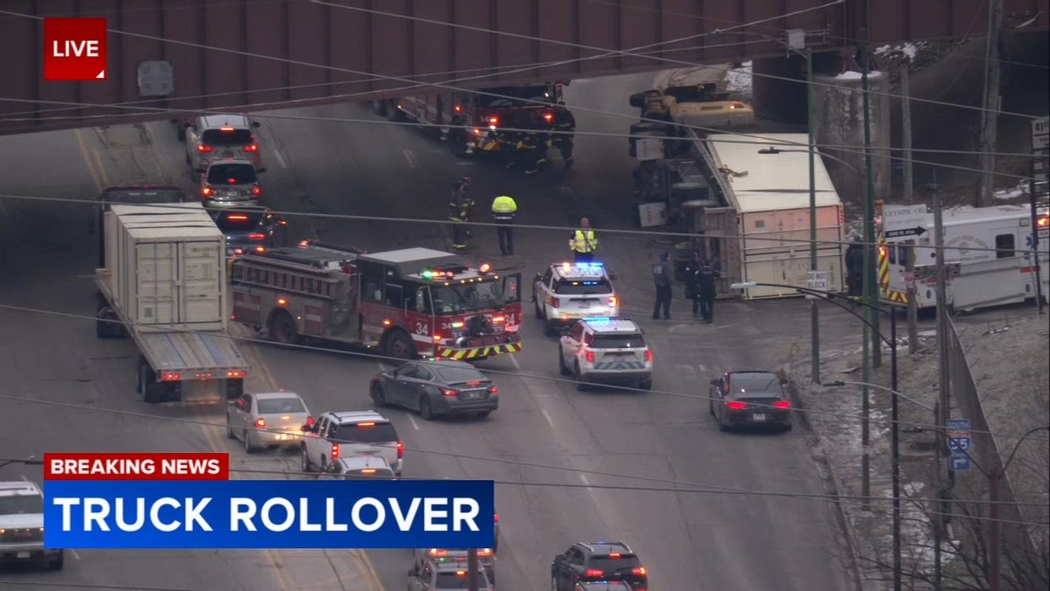 https://cdn.abcotvs.com/dip/images/18277128_121125-wls-semi-rollover-near-i55-4p-vo-vid.jpg?w=1024
