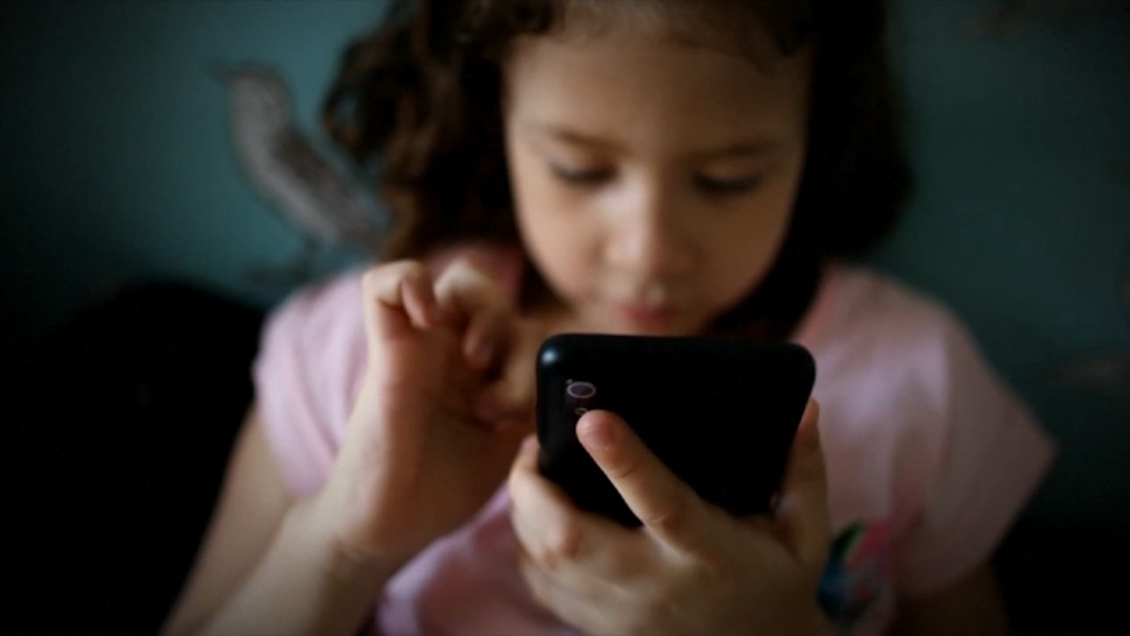 New study looks at the health risks of kids with smartphones before age 12