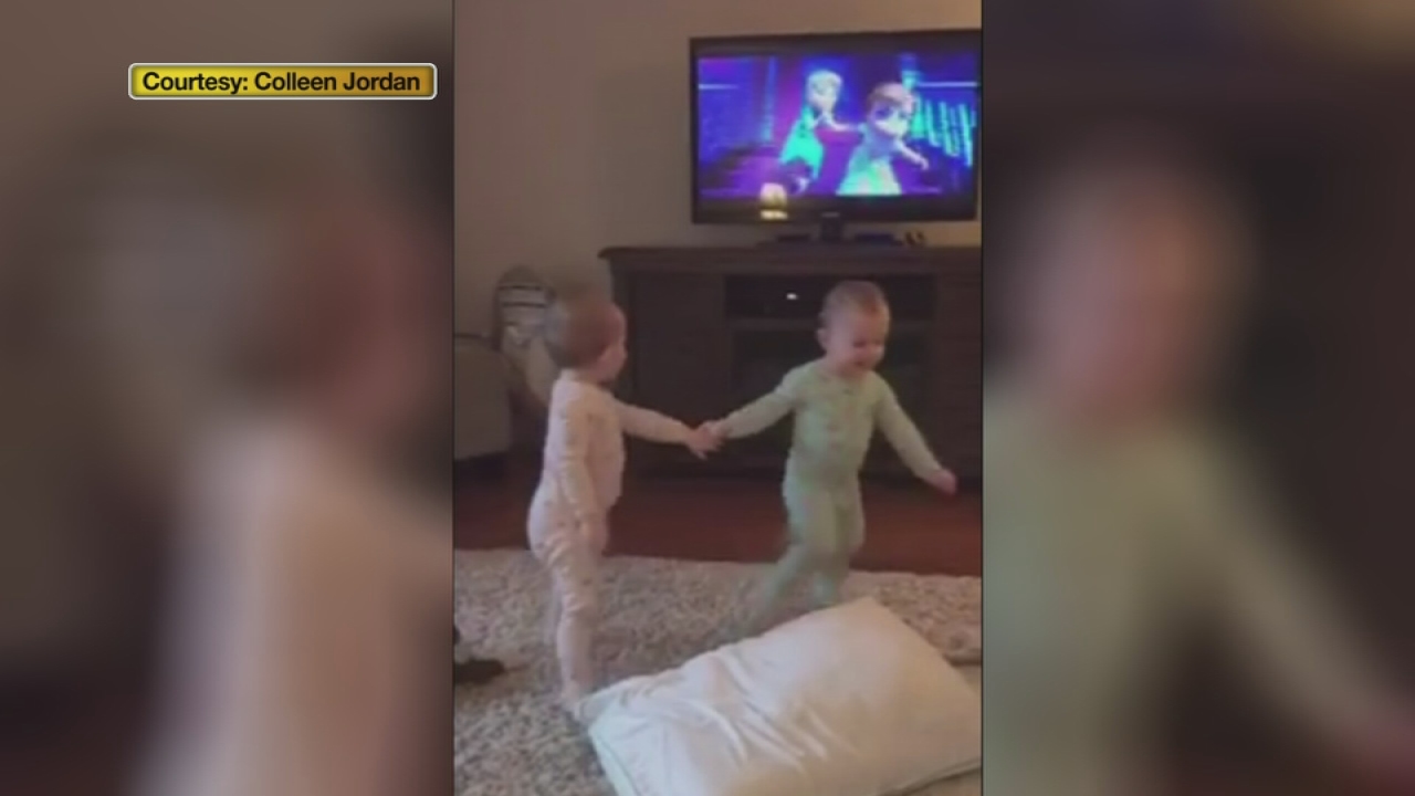 VIDEO: Twin toddlers re-enact scenes from Frozen