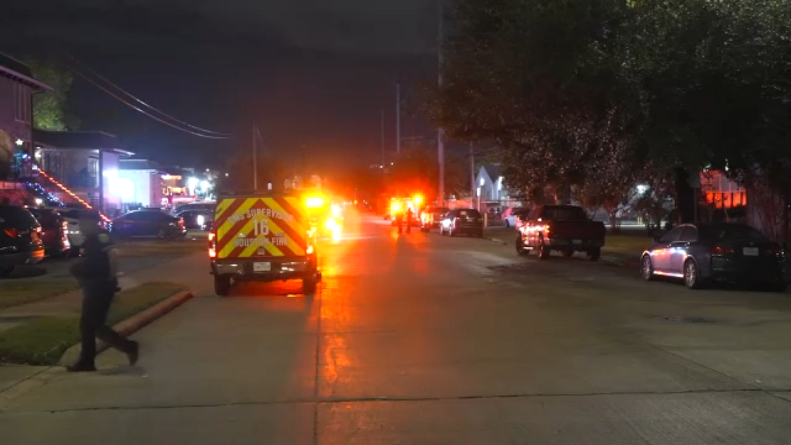 1 dead, 2 injured in shooting at SW Houston apartment parking lot, HPD ...
