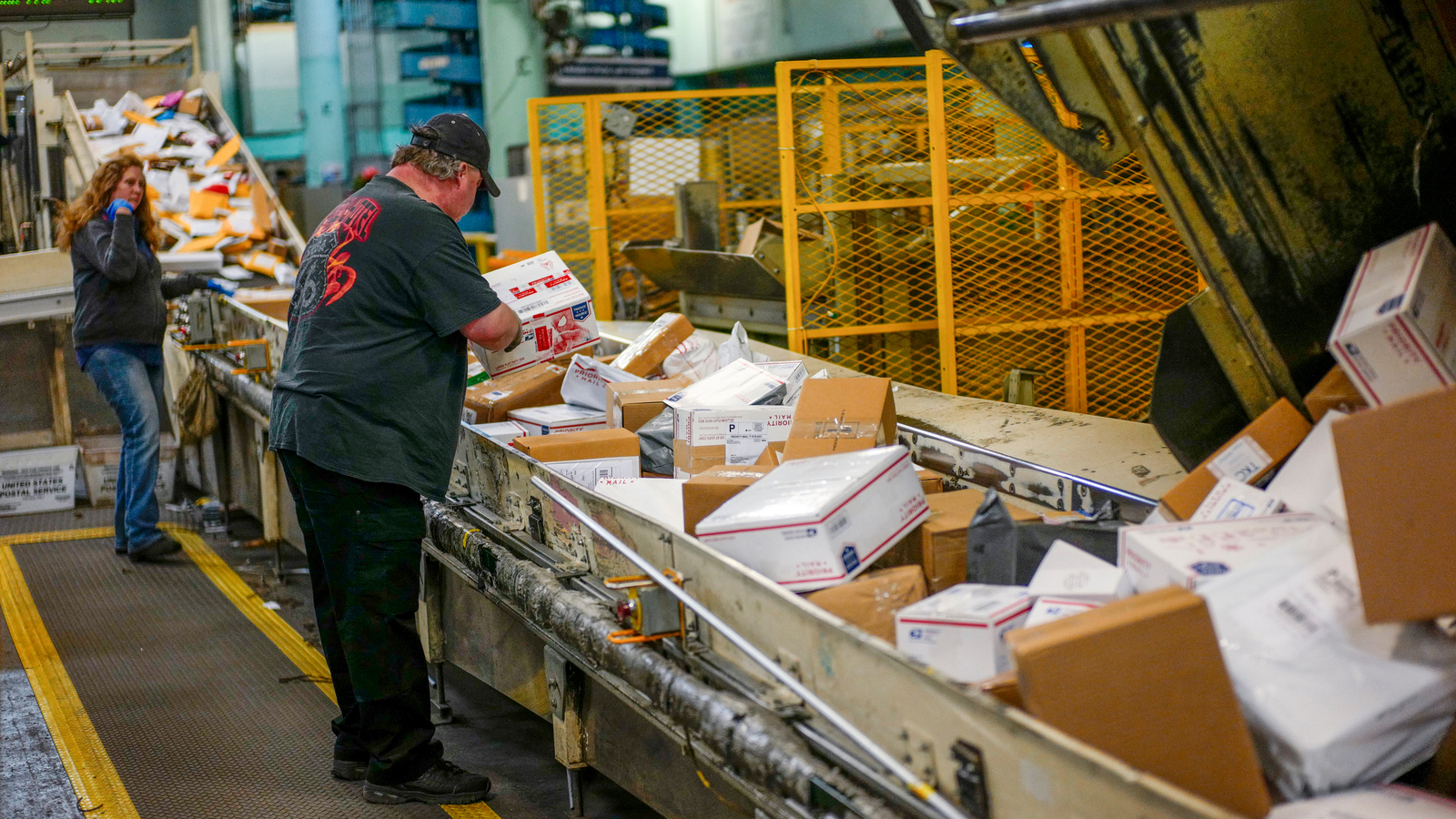 What to know about last-minute holiday shipping deadlines, holiday hours