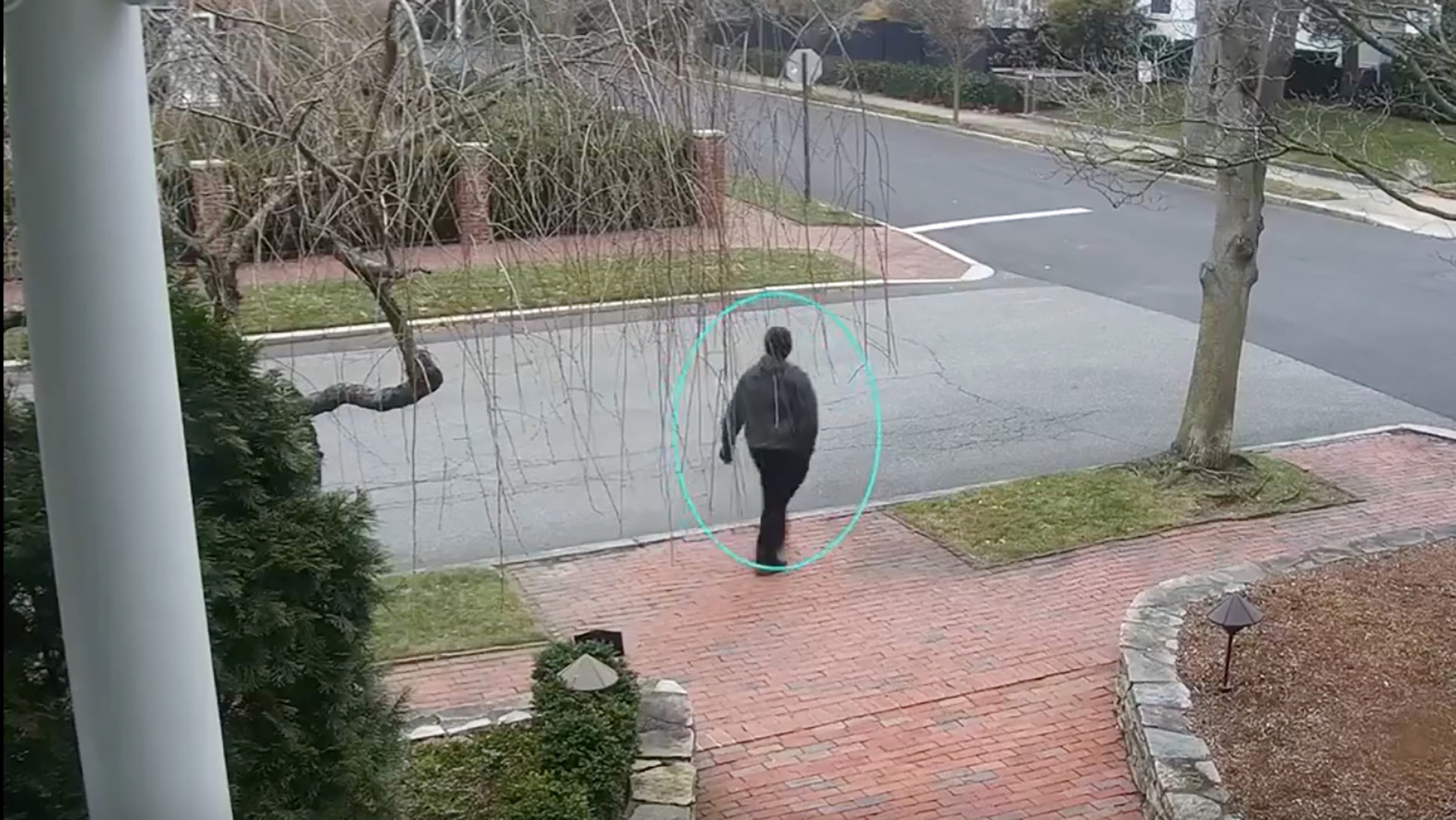 Esta imagen muestra a una persona de interés en la investigación del tiroteo registrado en la Universidad de Brown, en Providence, Rhode Island, el 13 de diciembre de 2025.