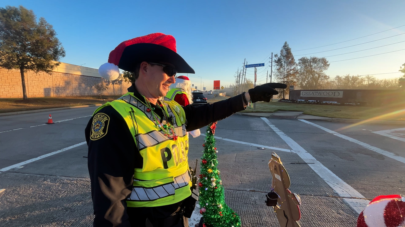 Sugar Land Police Officer spreading Christmas cheer