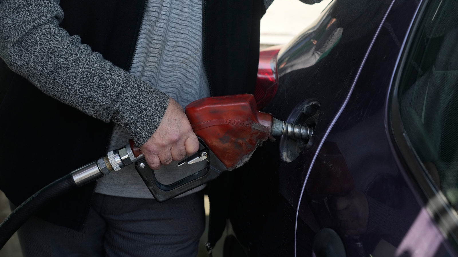 Gas prices in Midwest down as holiday travel expected to ramp back up