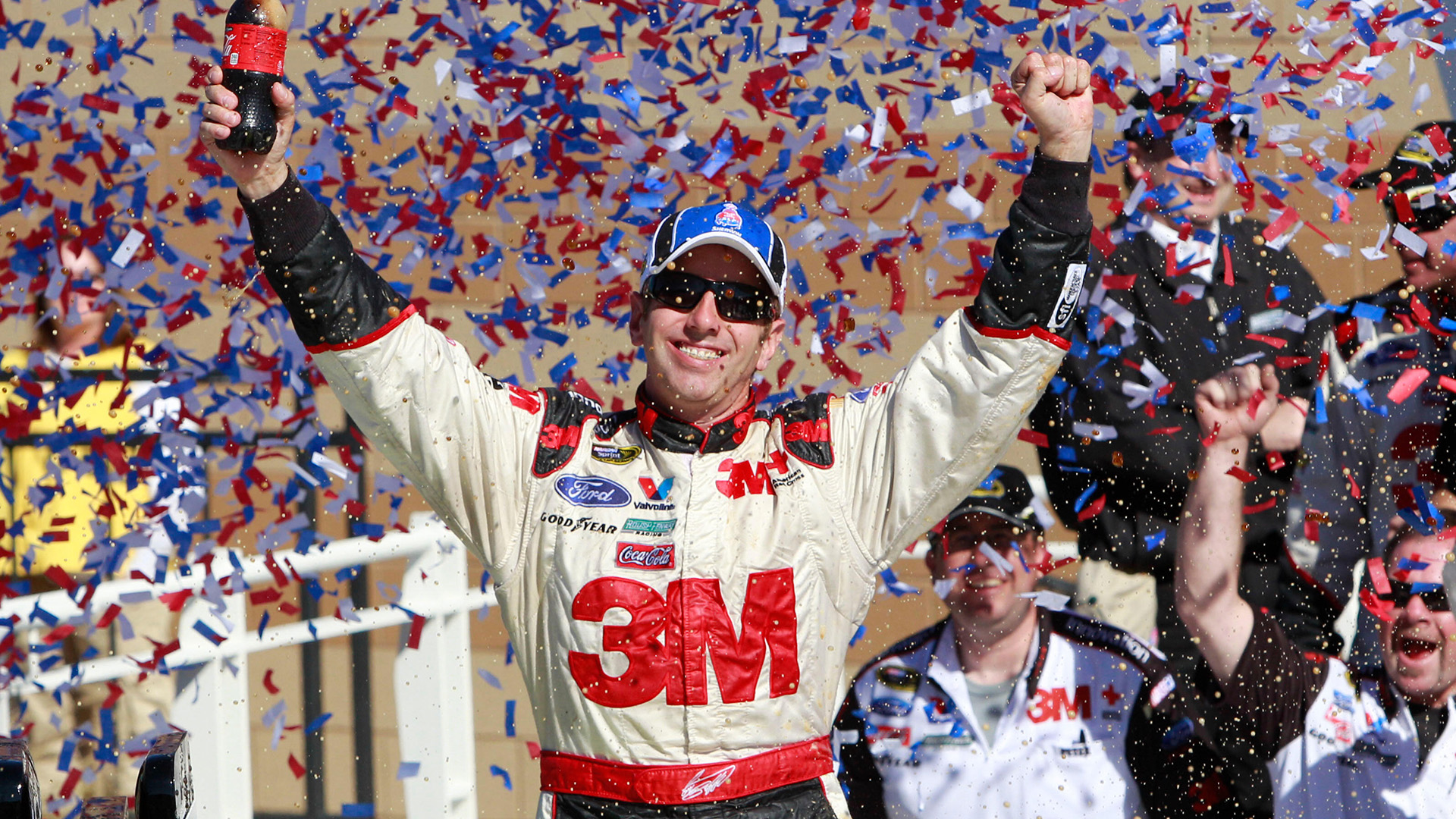 ARCHIVO - Foto del 3 de octubre del 2010, Greg Biffle celebra su victoria al ganar la Sprint Cup Series de la NASCAR. (AP Foto/Orlin Wagner)