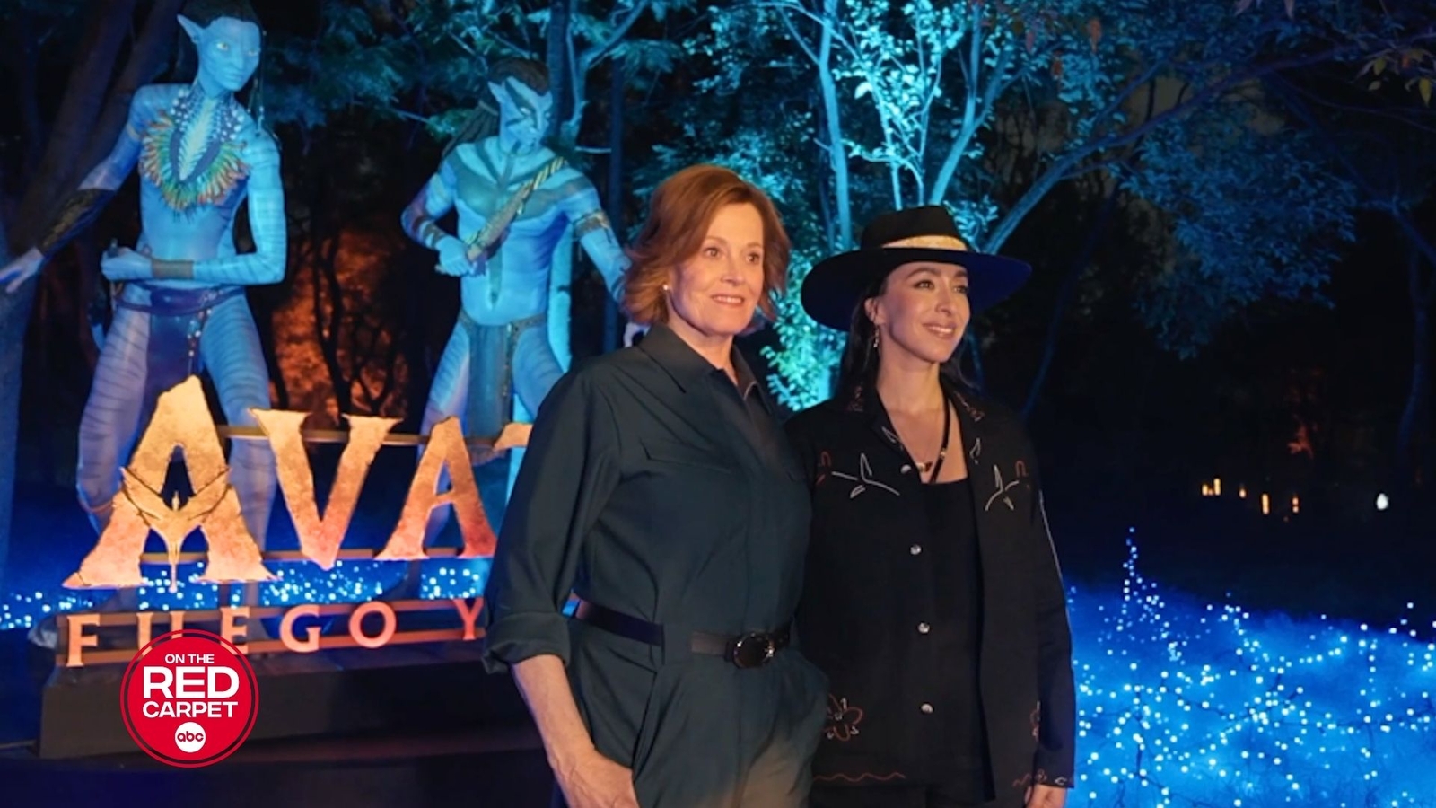 'Avatar' press tour concludes with Sigourney Weaver and James Cameron captivating fans