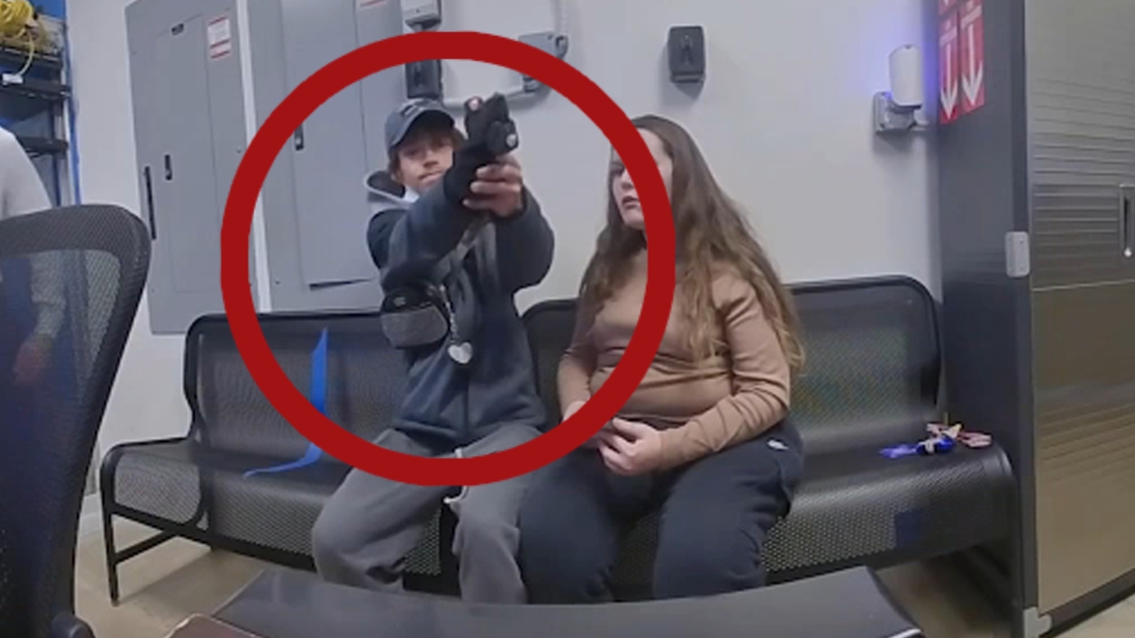 Video shows moment shoplifting suspect in Ohio pulls out gun, attempts to shoot officer Video shows moment shoplifting suspect in Ohio pulls out gun, attempts to shoot officer