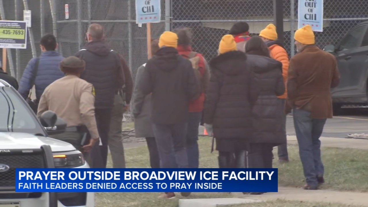Faith leaders denied access to Broadview ICE facility on Christmas Eve
