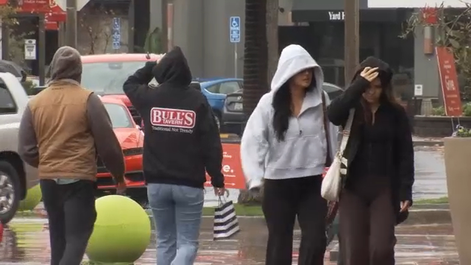 Last-minute shoppers brave rain at Fresno's River Park on Christmas Eve