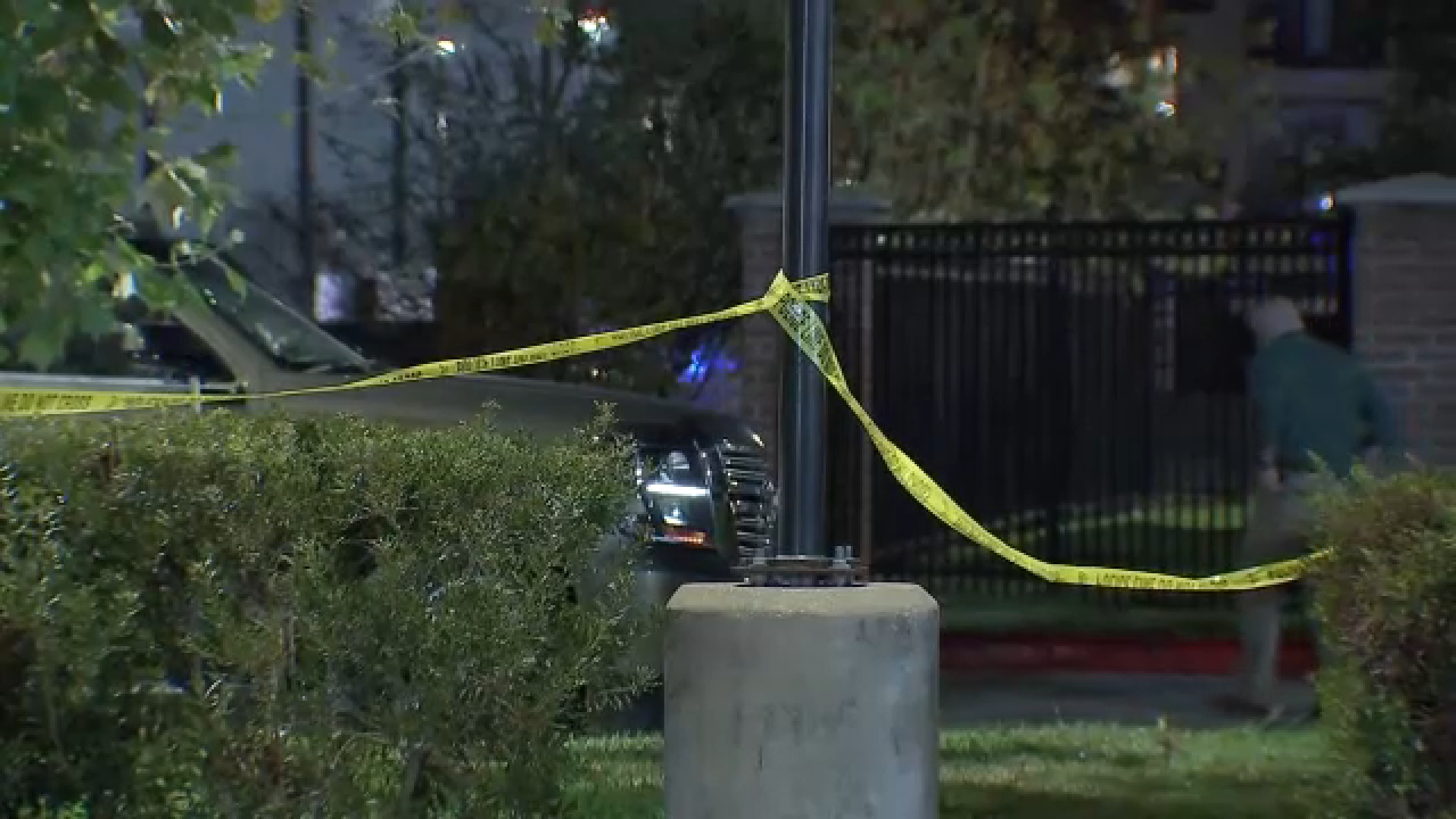 Man dead after officers open fire at SE Houston apartment