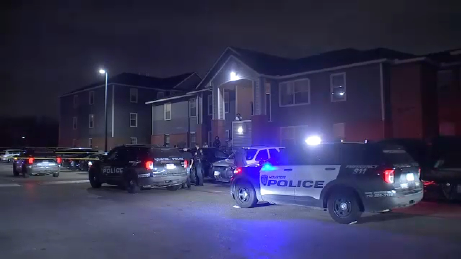 9-year-old girl shot after gunfire erupts during group fight at SE Houston apartments, HPD says