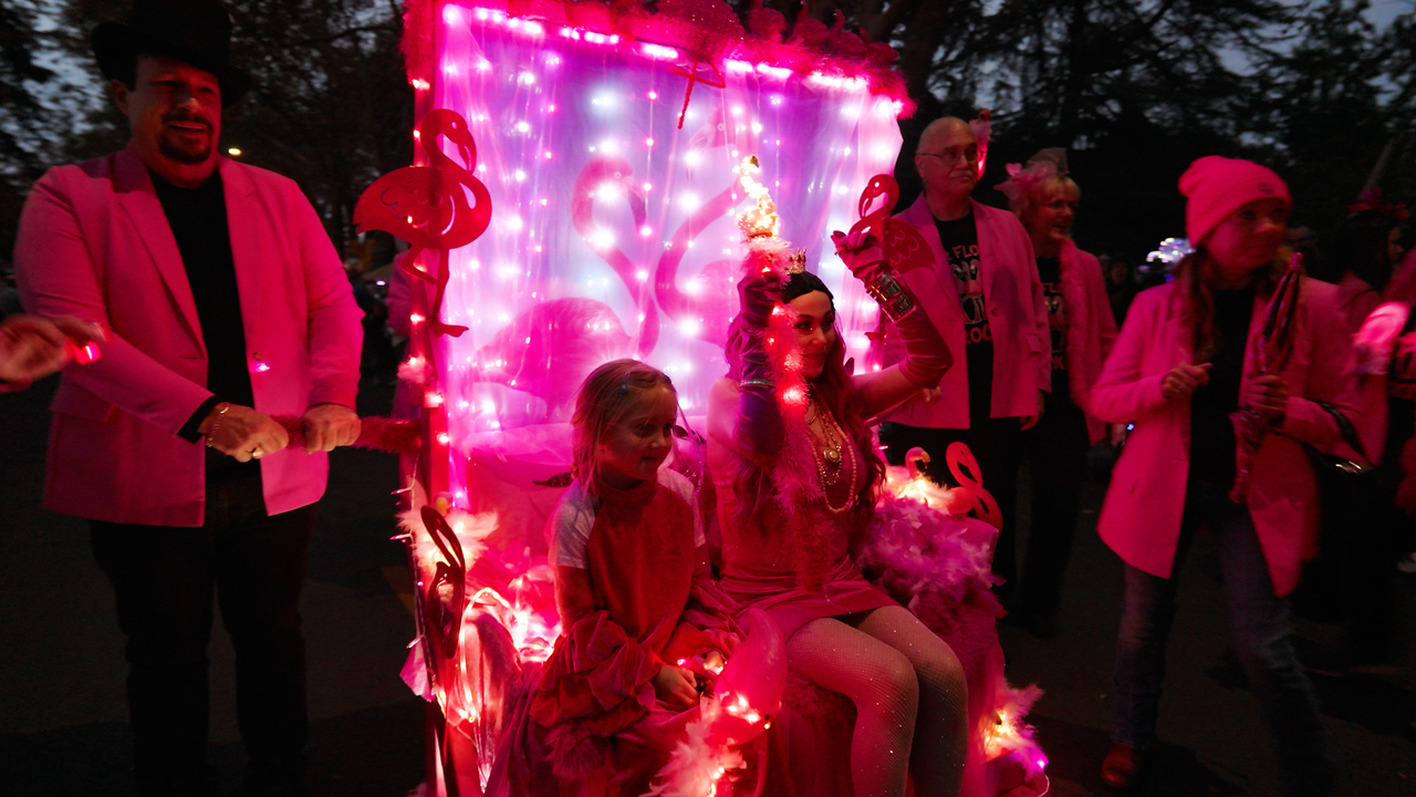 This sofa spectacle lights up for winter