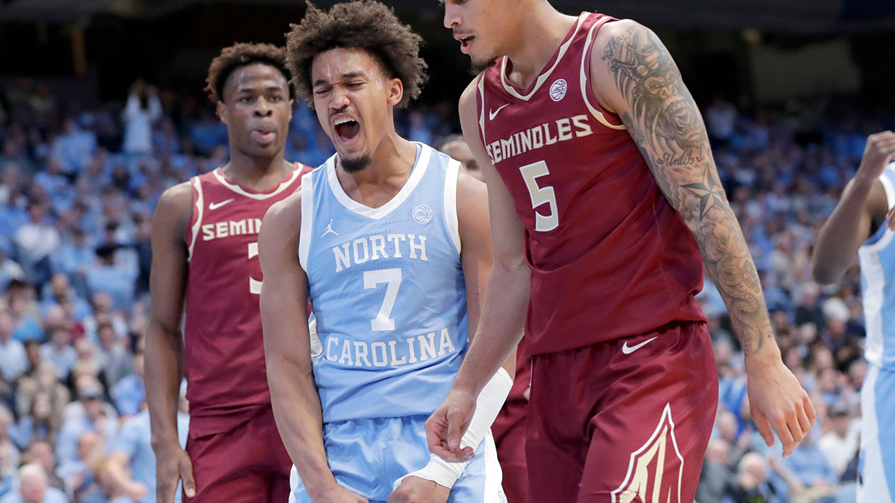 La guardia della Carolina del Nord Seth Trimble festeggia dopo aver realizzato un canestro contro lo Stato della Florida martedì a Chapel Hill.