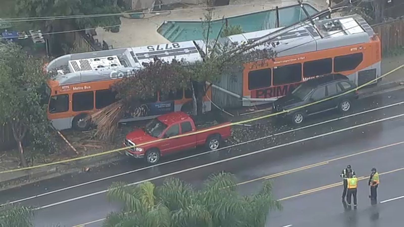 Metro bus crashes, brings down utility pole in Lake View Terrace