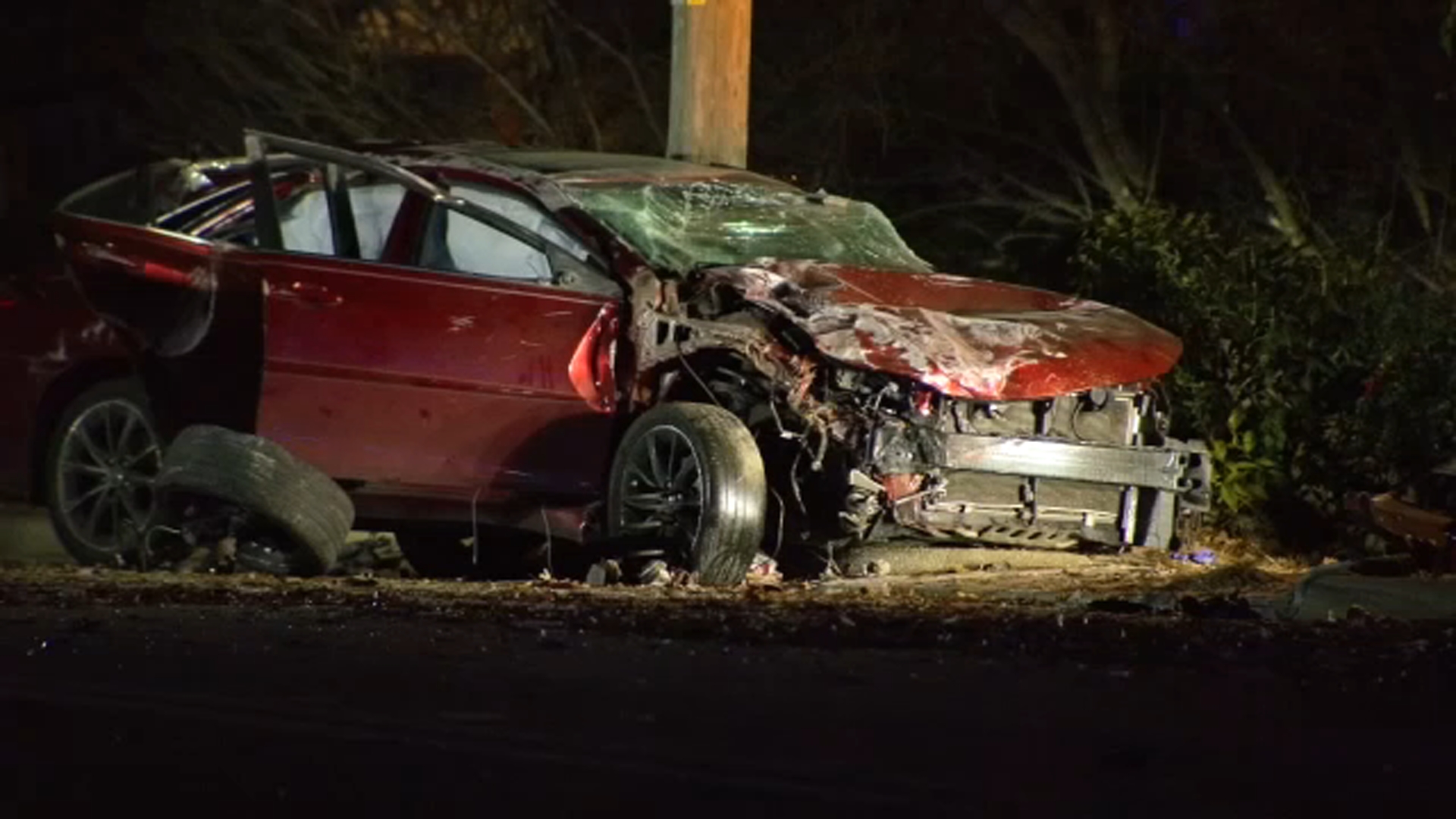 Crash leaves hundreds without power in Raleigh, closes major road