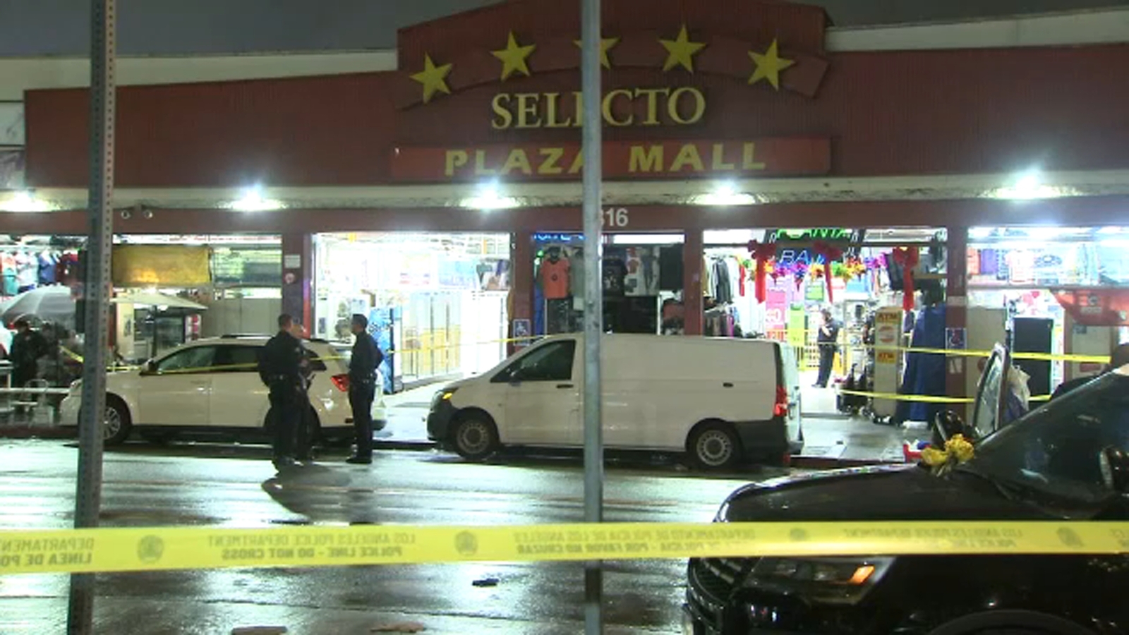 2 women shot, 1 fatally, outside Westlake swap meet; gunman at large, LAPD says 2 women shot, 1 fatally, outside Westlake swap meet; gunman at large, LAPD says