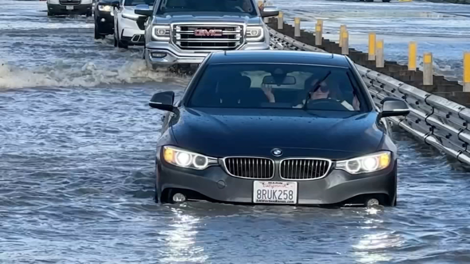 Les marées royales apportent le deuxième jour d’inondation à Marin Co., l’autoroute 101 inondée à Larkspur : « un peu de chaos »