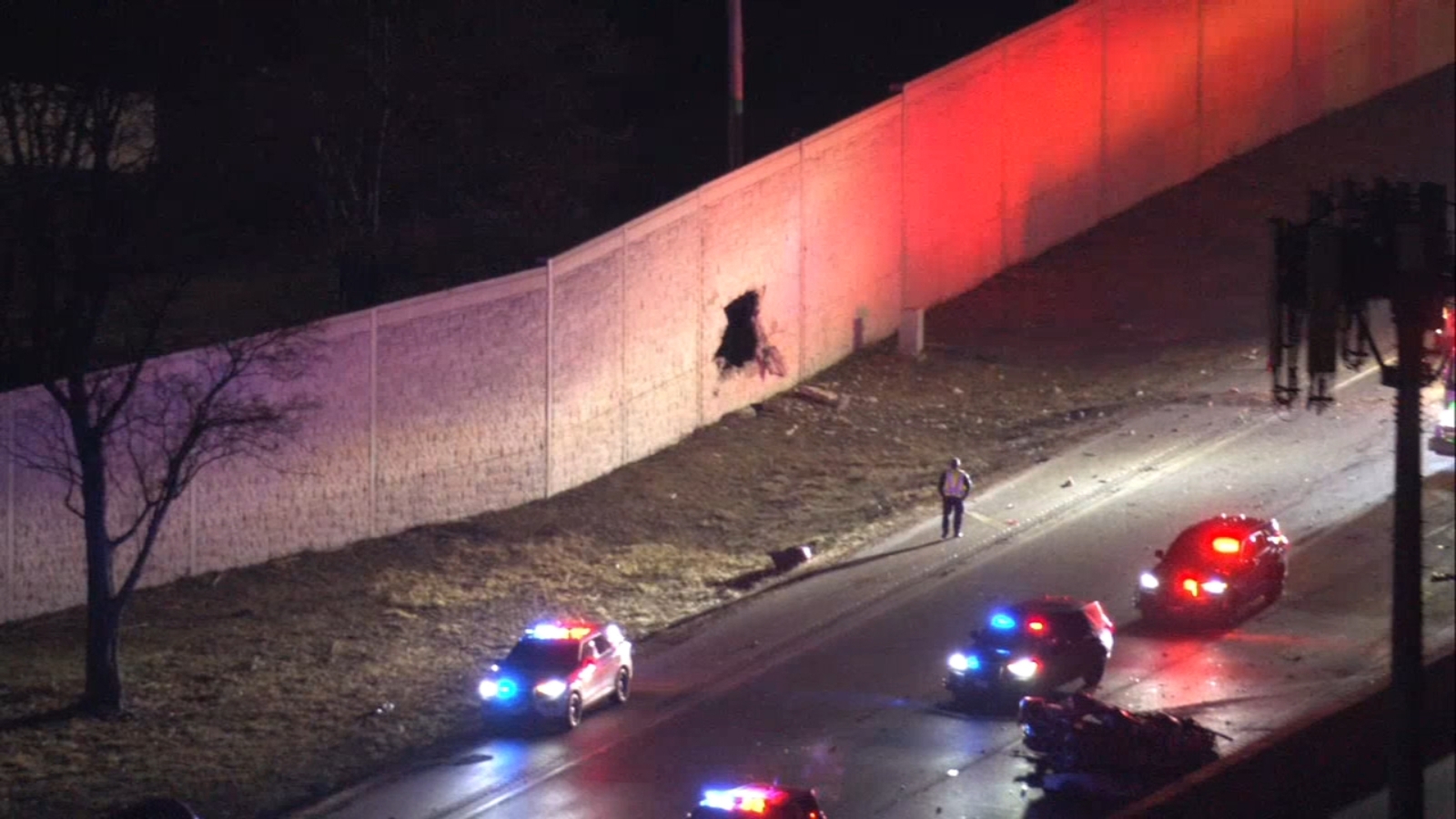 1 killed after car drives through barrier onto I-55; NB lanes blocked