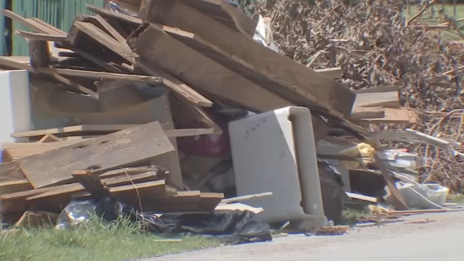 Yard and heavy trash pick-up woes continue months after City of Houston expanded its truck fleet