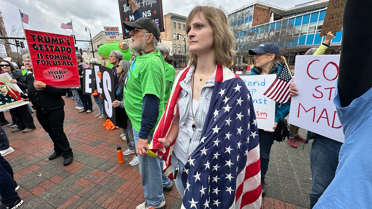 Le persone si riuniscono durante una protesta nel centro di Durham, nella Carolina del Nord, sabato 10 gennaio 2026.