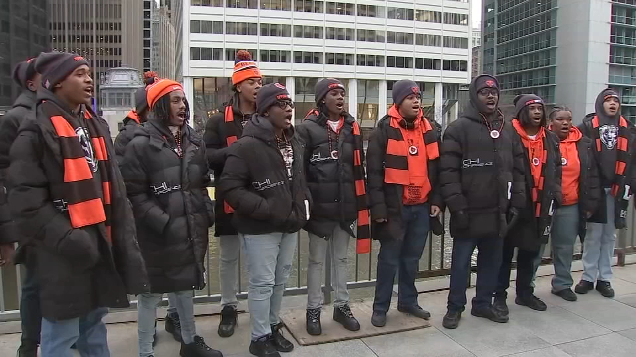 Chicago Bears, Leo HS Choir hype up fans after win over Packers