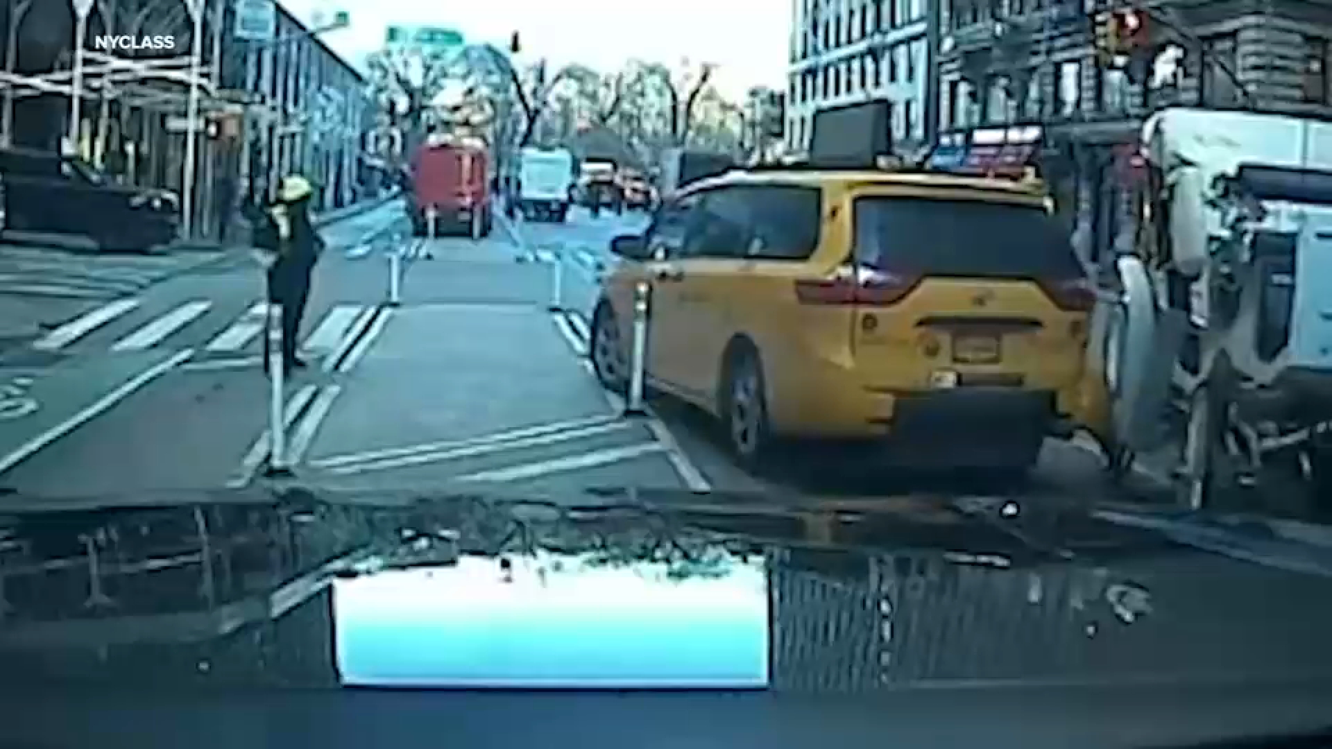 Runaway carriage horse crashes into cars in Midtown | Video