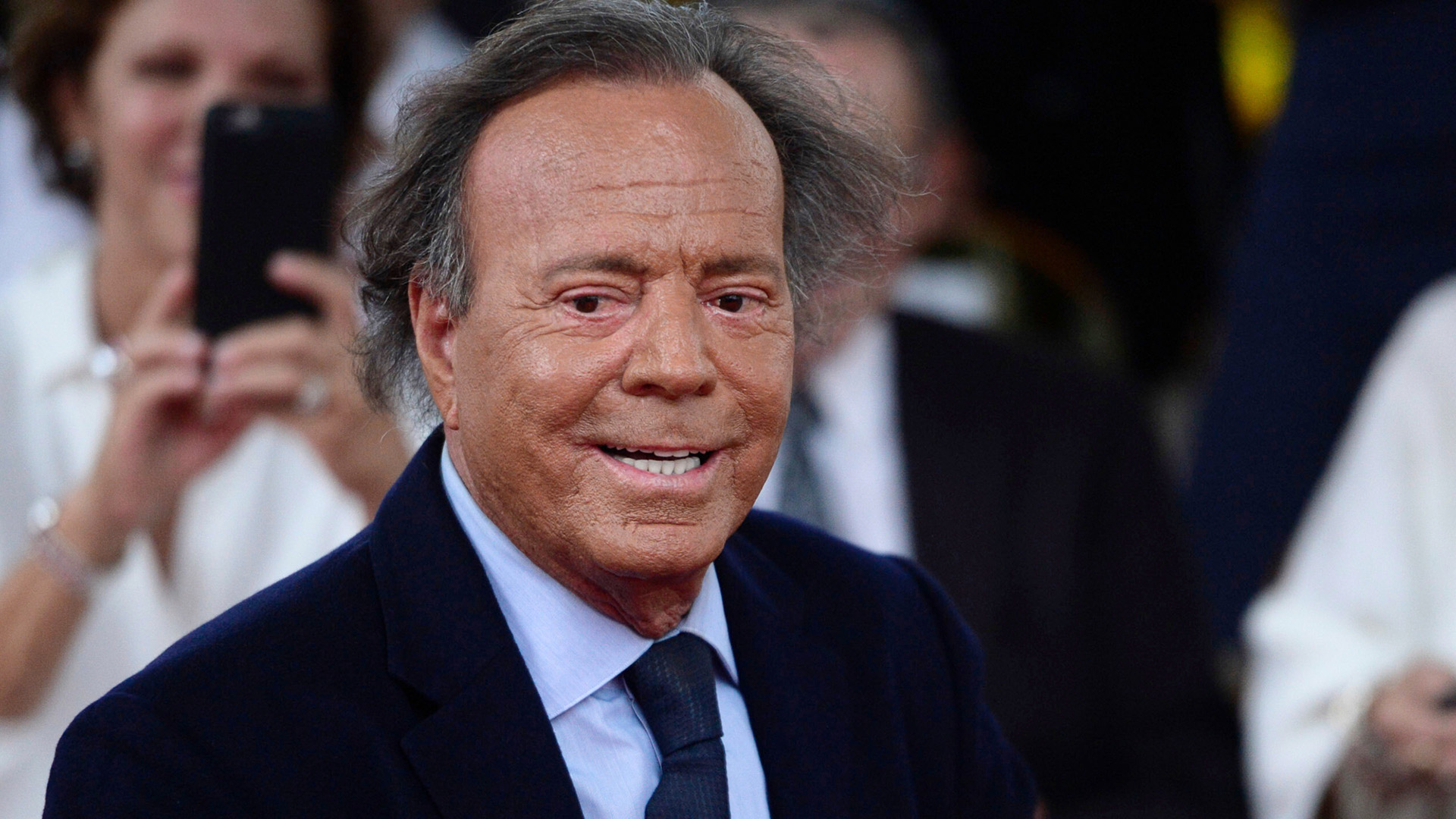 Julio Iglesias en la ceremonia para develar su estrella en San Juan, Puerto Rico, el 29 de septiembre del 2016. (AP foto/Carlos Giusti)