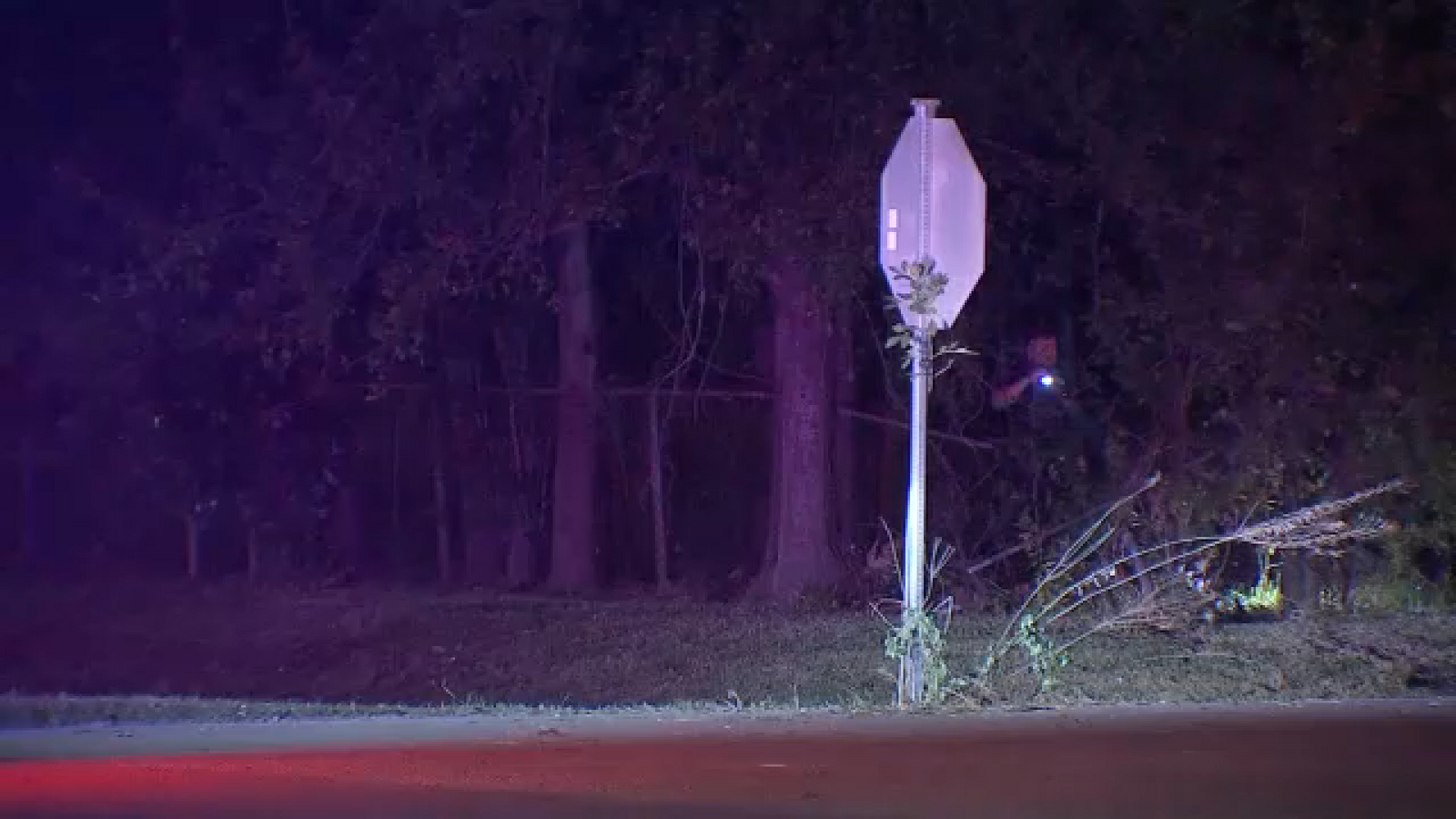 2 teens hurt in shooting while walking along street in northeast Houston, HPD says