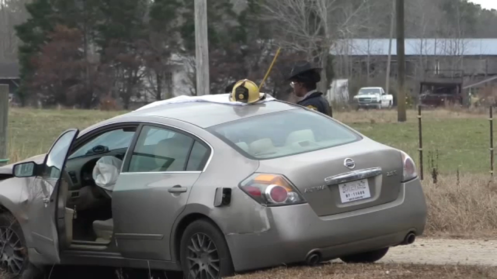 1 killed in Harnett County crash; authorities looking for driver
      