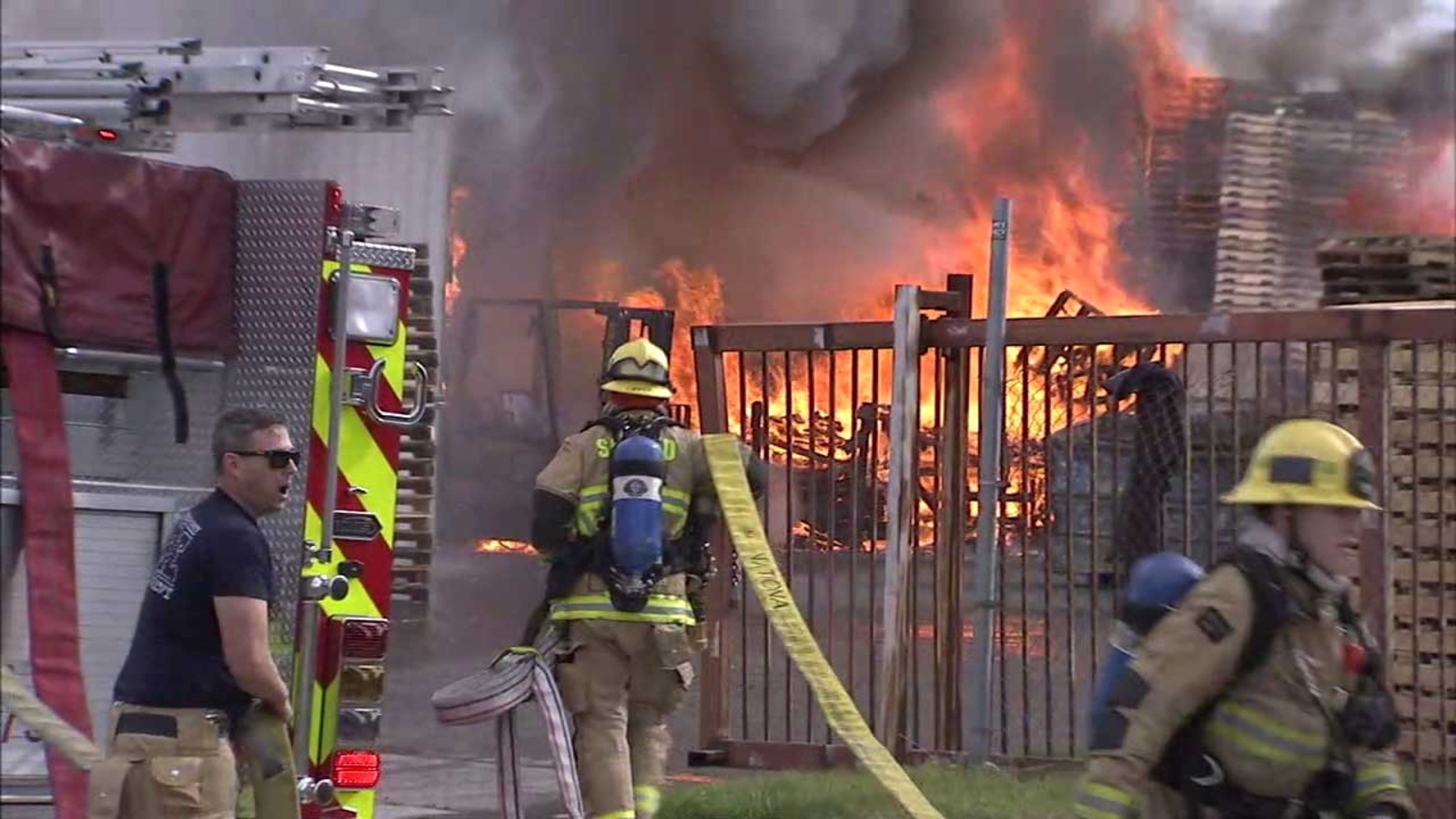 Fire Erupts At Fontana Pallet Yard 1 Severely Injured Abc7 Los Angeles