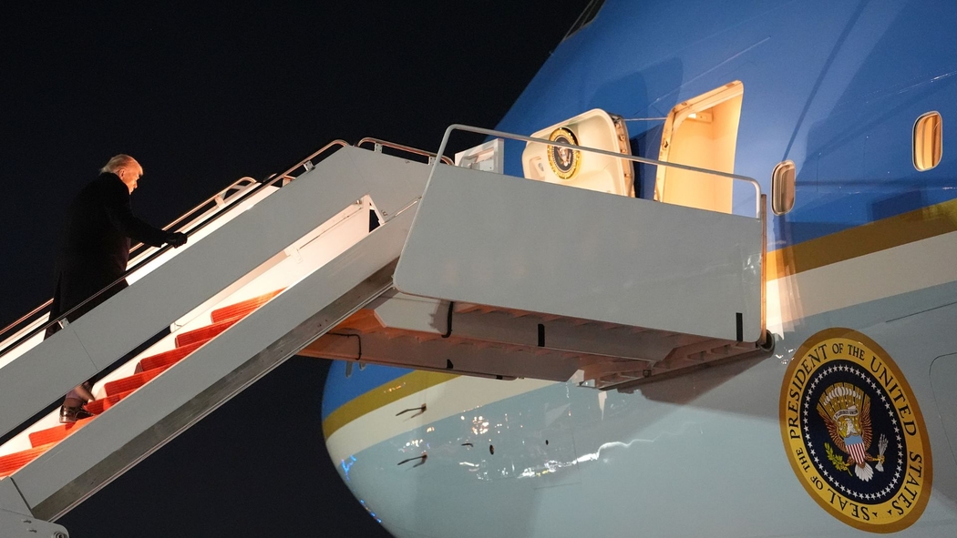 Air Force One returns to Joint Base Andrews in Washington area due to minor  electrical issue, White House says - ABC7 Los Angeles