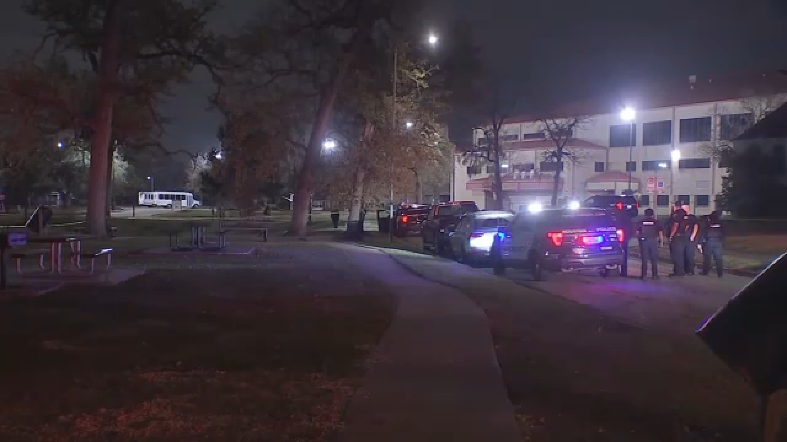 Man shot, killed after carjacking attempt at Riverside Park in Houston's southside, HPD says
      