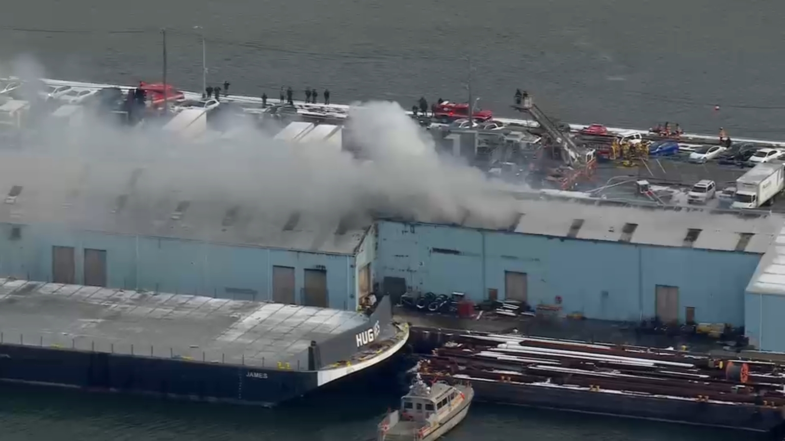 Wind-whipped fire tears through large warehouse in Red Hook, Brooklyn; no injuries
      