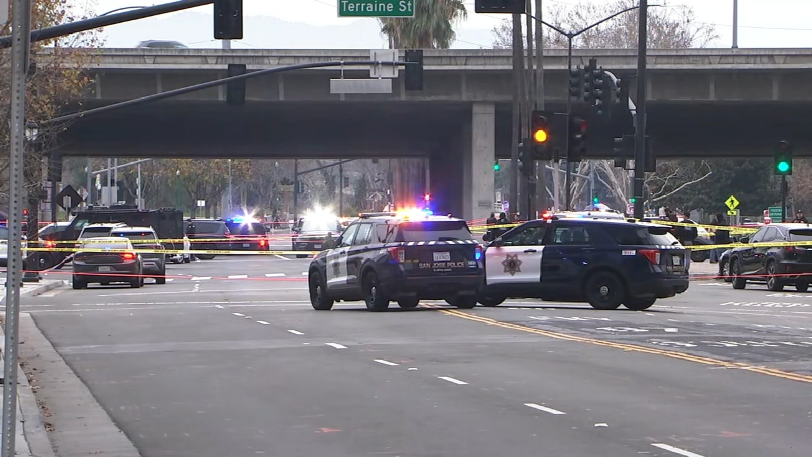 San Jose officer injured, armed carjacking suspect dead following shootout, chase: authorities
      
