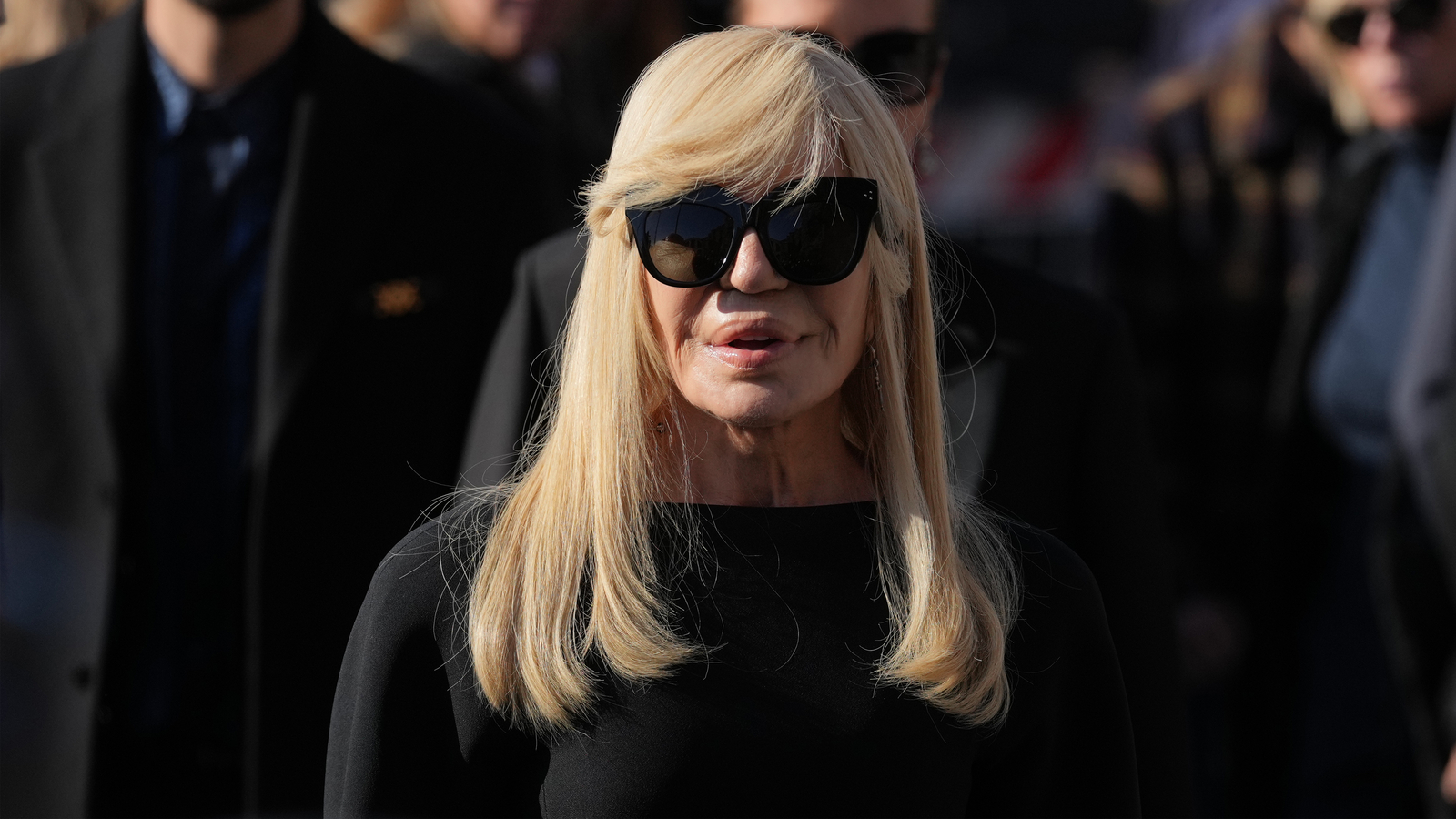 Stars and the public say final good goodbye to fashion icon Valentino at Rome funeral
      