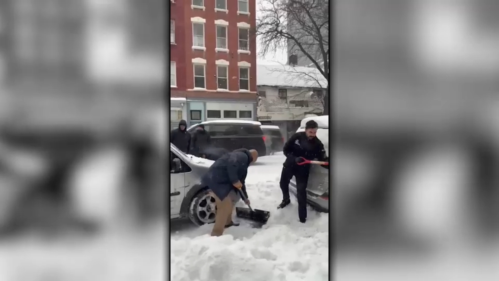 Mamdani grabs a shovel to help residents dig out of the snow - ABC7 New ...