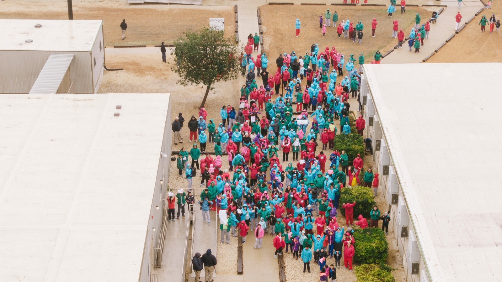 Familias inmigrantes protestan en centro de detención en Texas donde están niño de 5 años y su padre