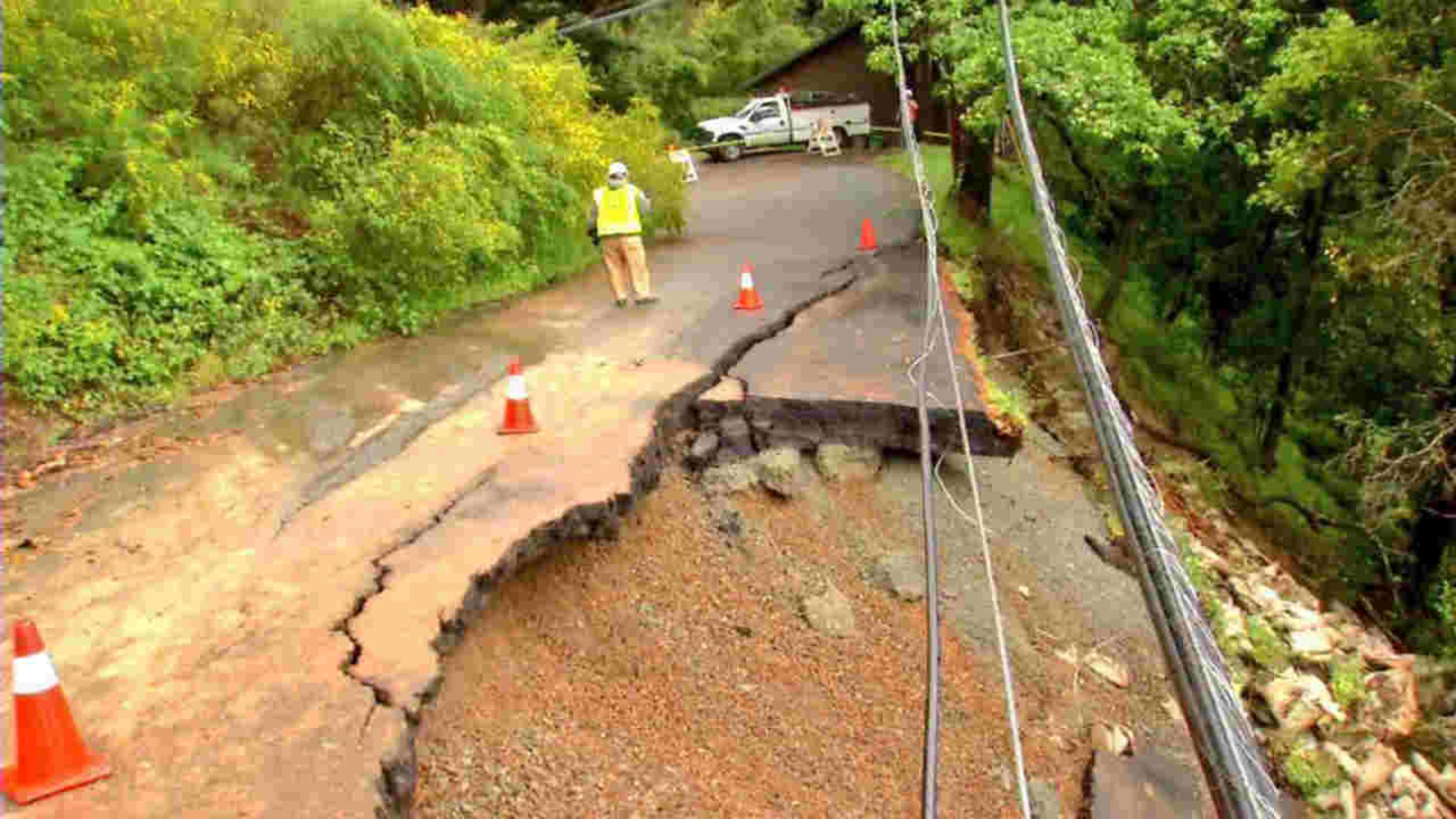 PHOTOS 3 Oakland Hills homes hit by mudslide red tagged after 12 homes