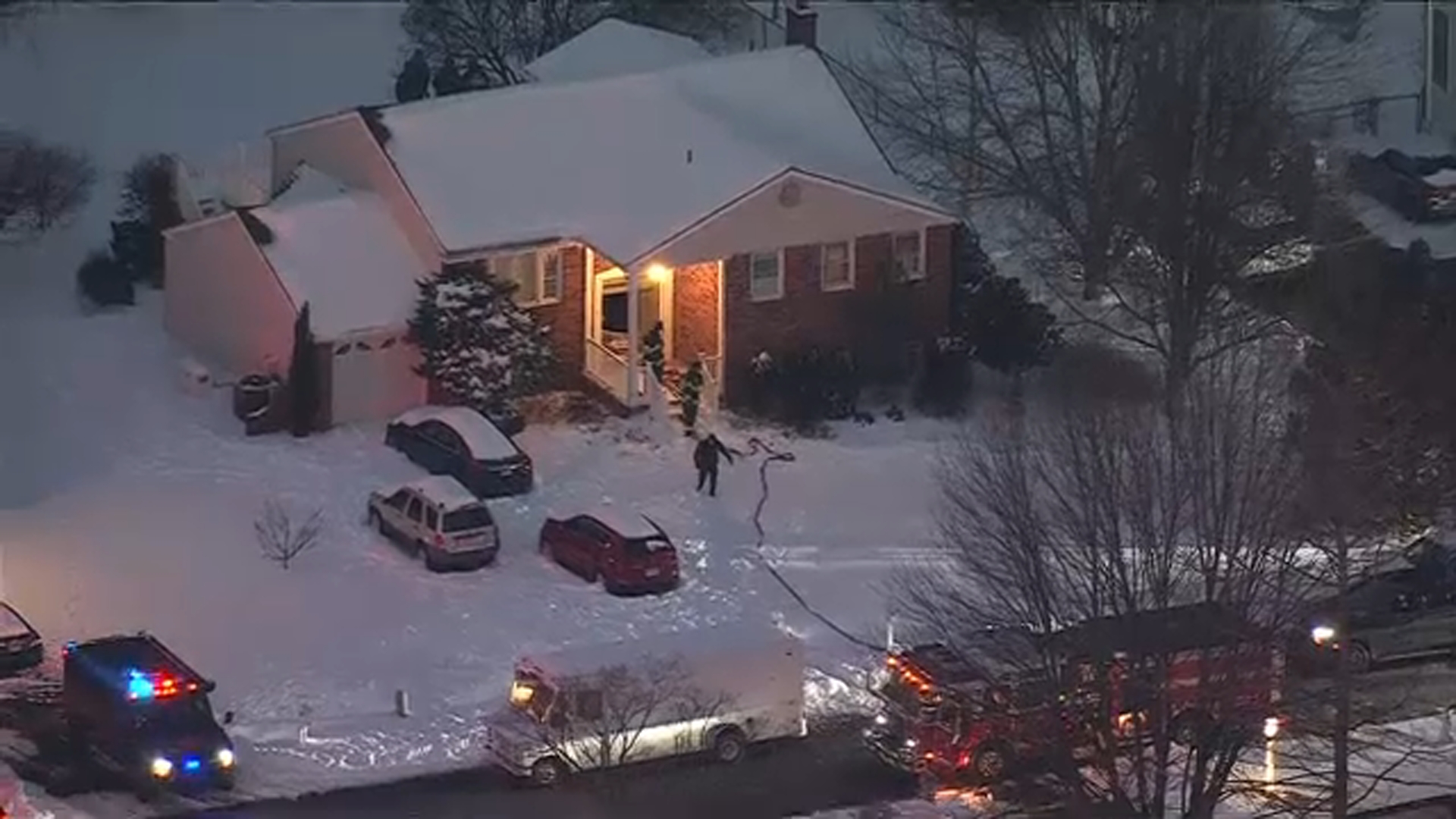 Immagine: la polizia sul posto dopo che tre corpi sono stati trovati in una casa a Northampton Twp., Contea di Bucks, il 26 gennaio 2026.