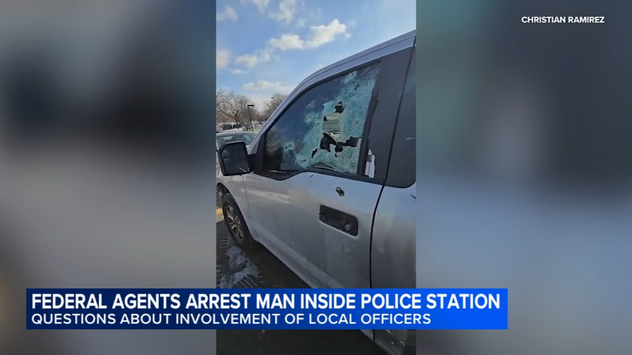 Fed agents arrest man in Bolingbrook PD lobby: police